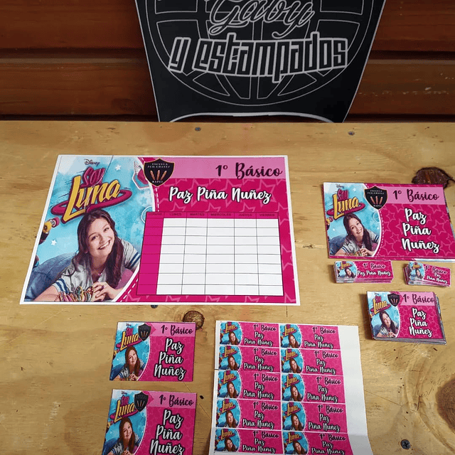 ETIQUETAS ADHESIVAS PARA ÚTILES ESCOLARES. 