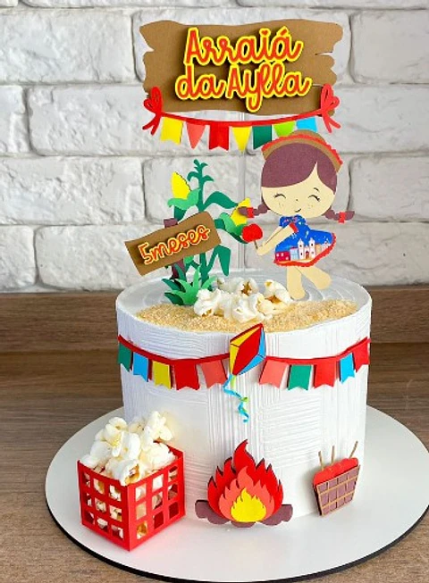 Topo de bolo festa junina menina com maça