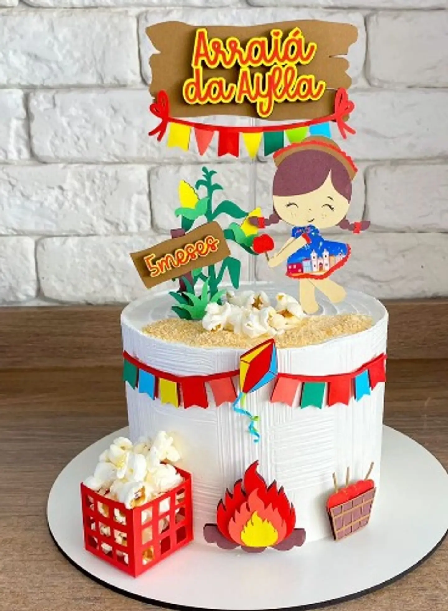 Topo de bolo festa junina menina com maça 1