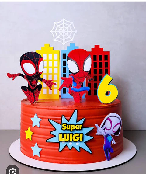 Topo de bolo homem aranha com predios