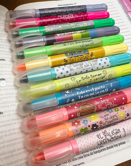set destacadores y lápices gel sarasa zebra