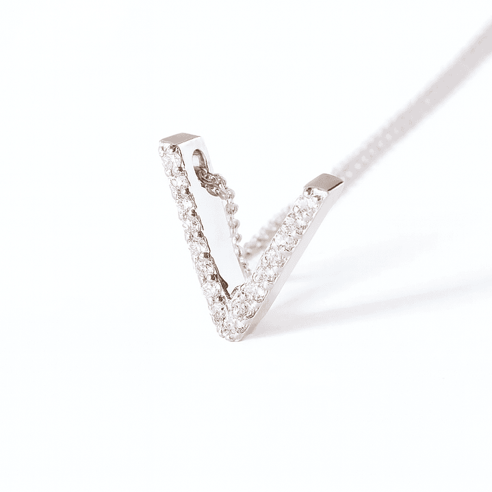 Collar Oro Blanco 18kt Letra V Diamantes 9Pts | Danielle Costantini 2
