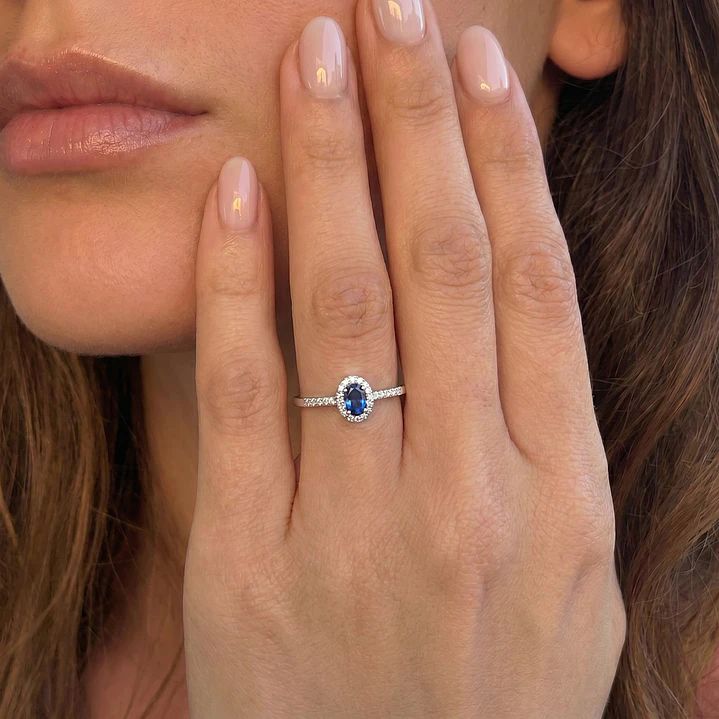 Anillo de Oro 18kt con Diamantes de 13 Pts Corte Brillante SI/H 19 Pts Zafiro 4