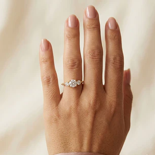 Anillo Oro Miel 18kt Trilogía Radiante