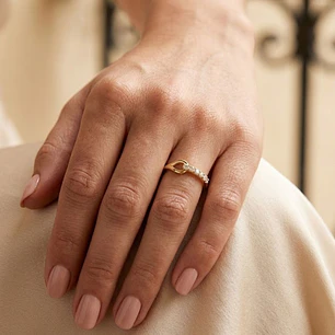 Anillo Oro Miel 18kt Entrelazado Pavé