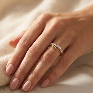 Anillo Oro Miel 18kt Corazón Solitario Pavé