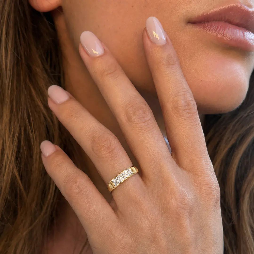 Anillo de Oro 18kt Relieve con Circonitas 4
