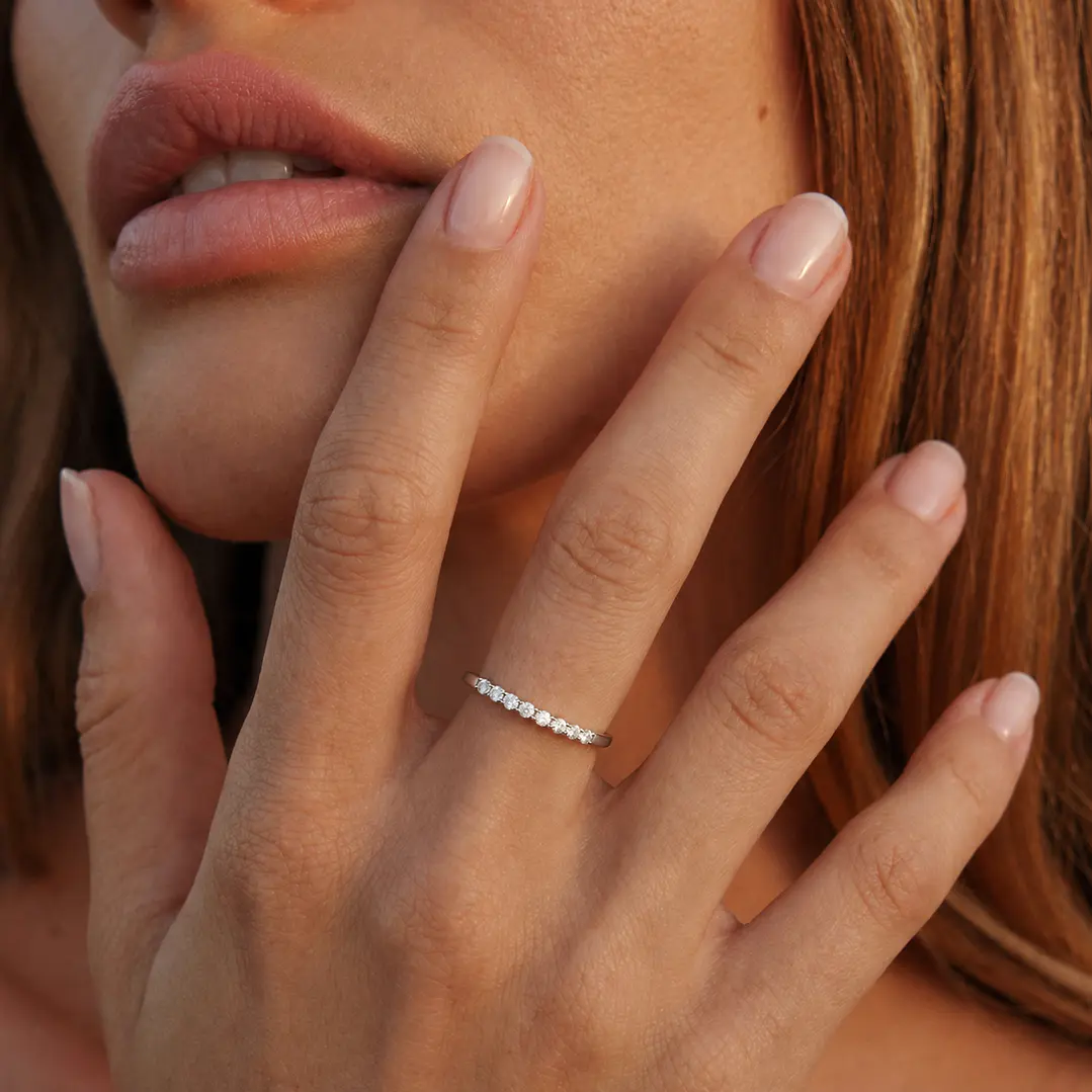 Anillo Oro Blanco 18kt Medio Cintillo con Diamantes de 15Pts 4