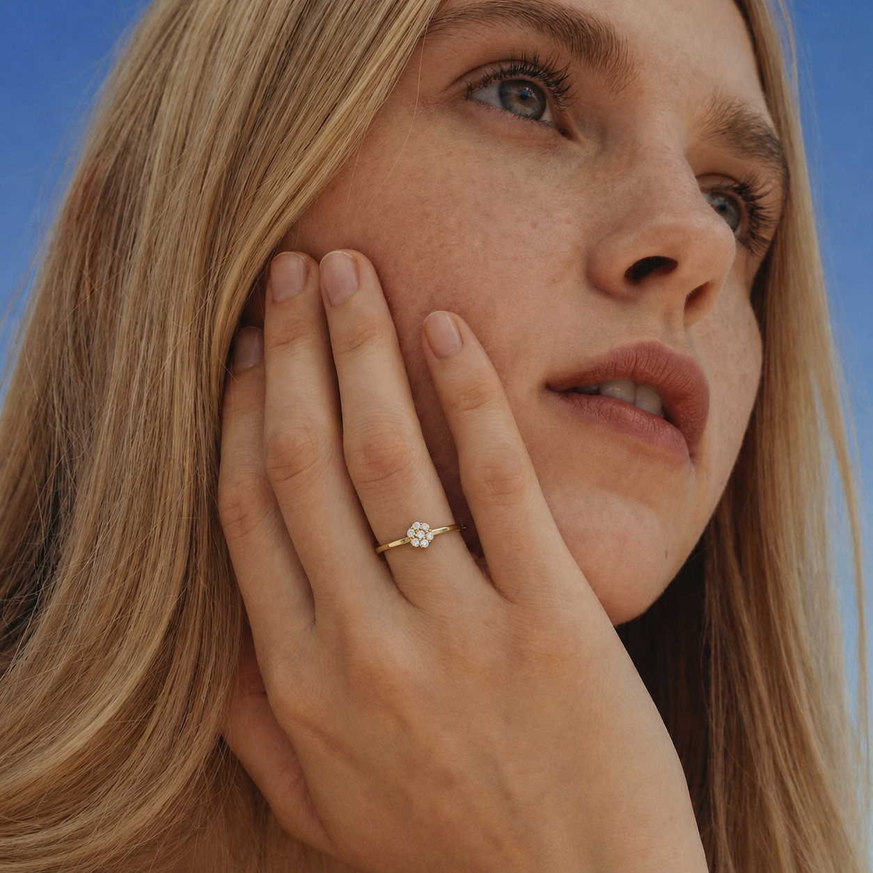 Anillo Compromiso de Oro 18Kt Roseta 7 Circonitas 5