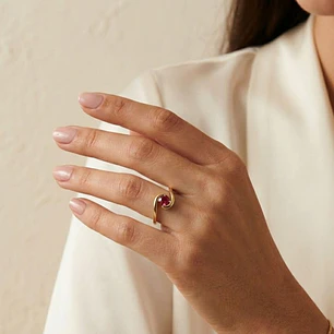Anillo Oro Miel 18kt Ondas con Rubí