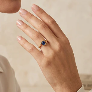 Anillo Oro Miel 18kt Ondas con Onix