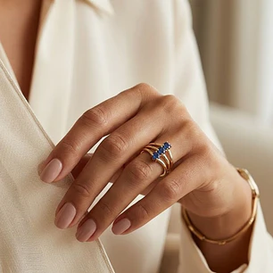 Anillo Oro Miel 18kt Trilogía con Zafiro