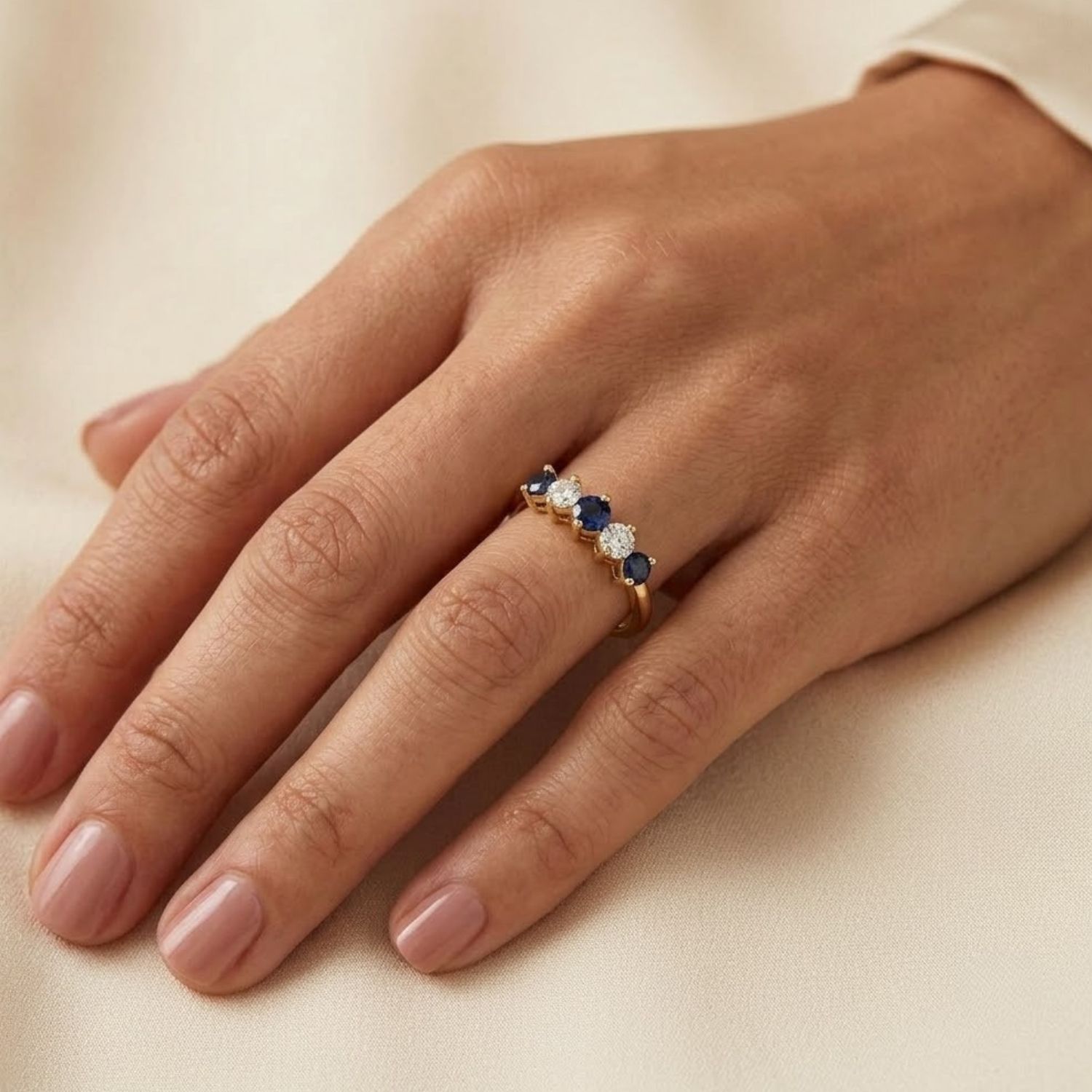 Anillo Oro Miel 18kt Cinco Piedras con Circonita Zafiro 4