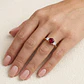 Anillo Oro Miel 18kt Trilogía con Circonita Rubí - Miniatura 4