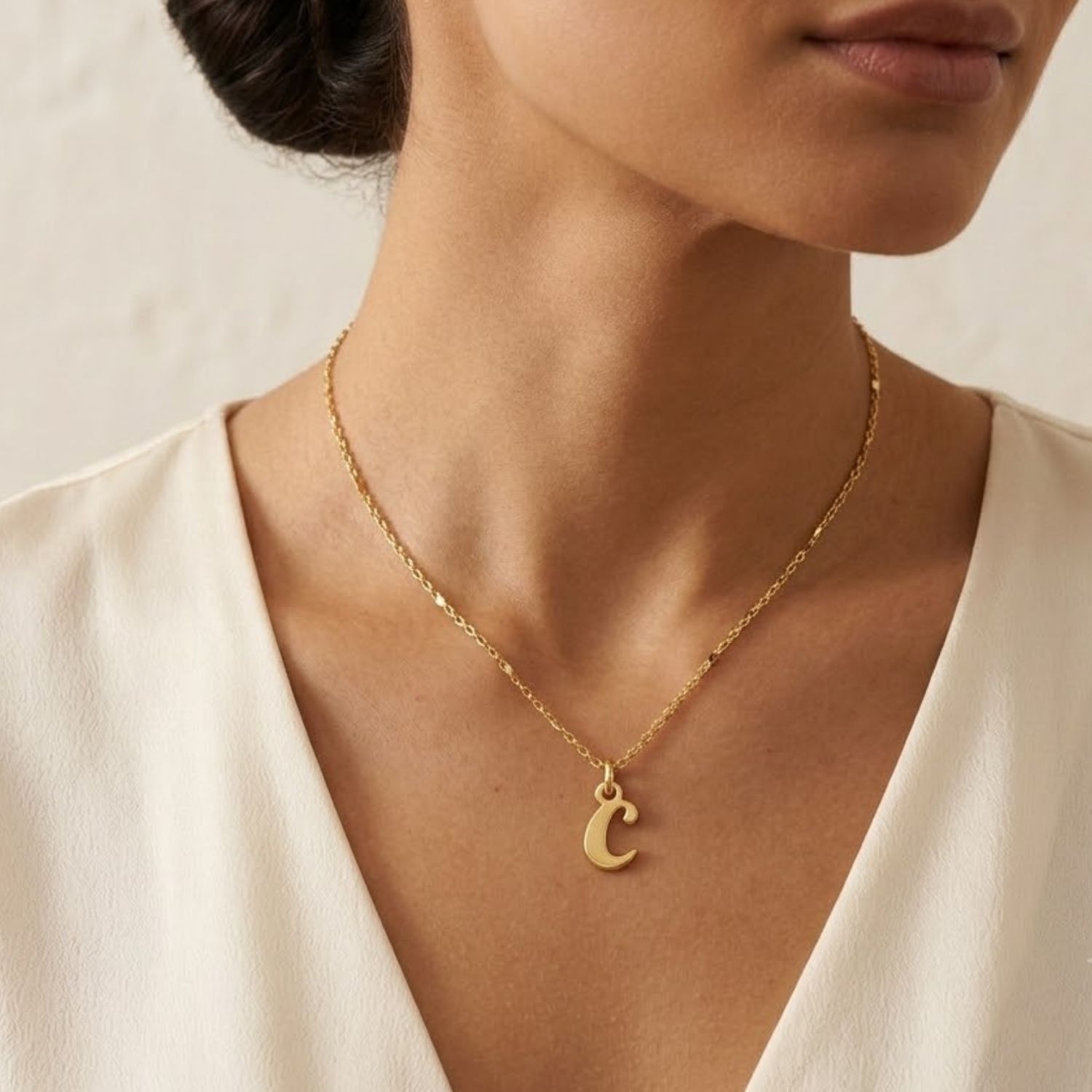 Colgante de Oro Miel 18kt Letra Gótica C 4
