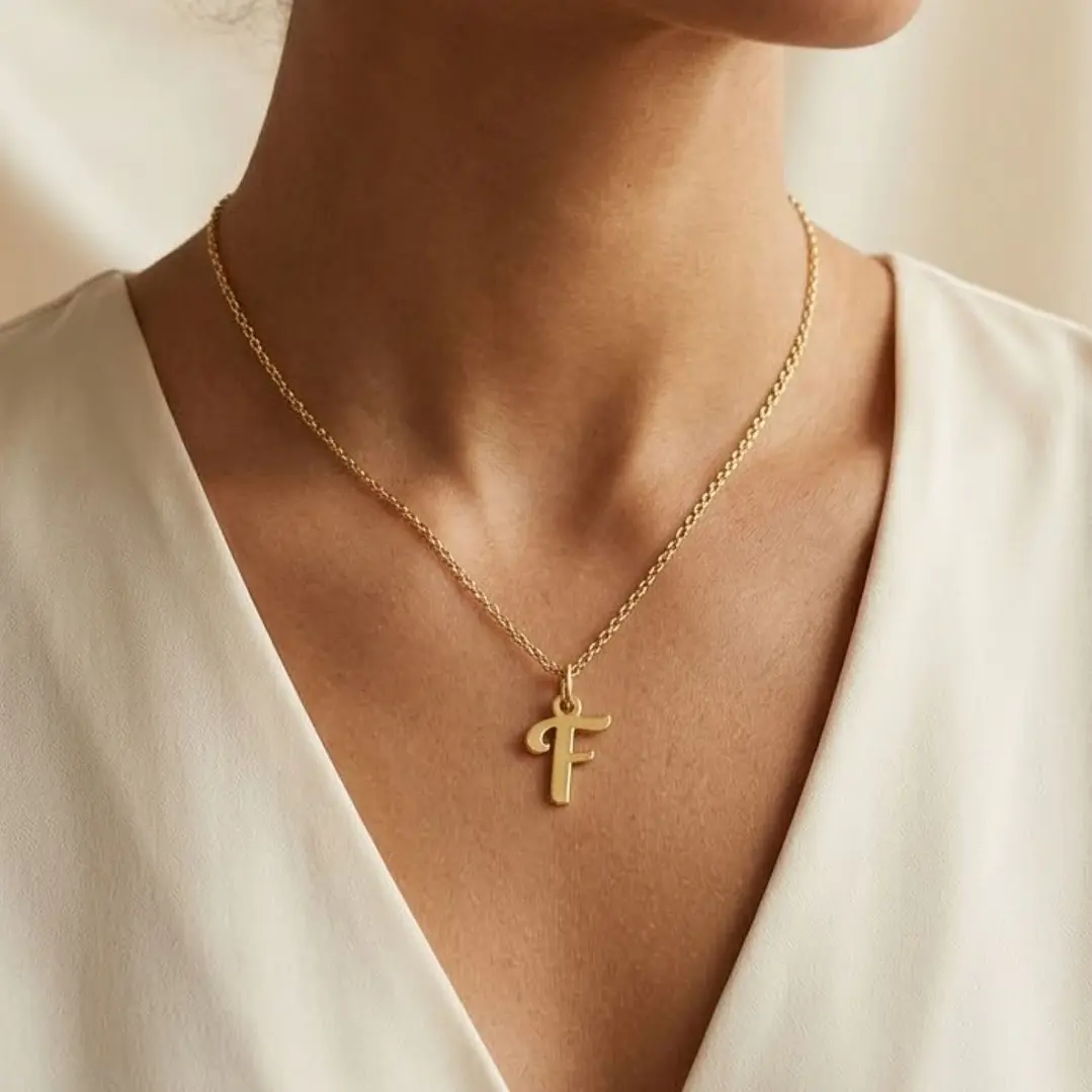 Colgante de Oro Miel 18kt Letra Gótica F 4