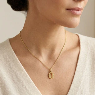 Colgante de Oro Miel 18kt Letra Gótica O