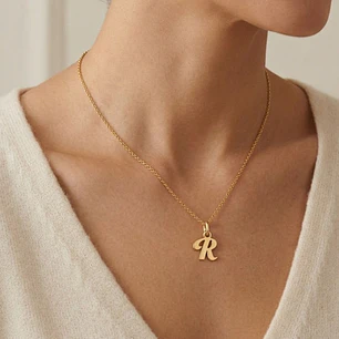 Colgante de Oro Miel 18kt Letra Gótica R