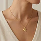Colgante de Oro Miel 18kt Letra Gótica R - Miniatura 4