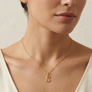 Colgante de Oro Miel 18kt Letra Gótica S