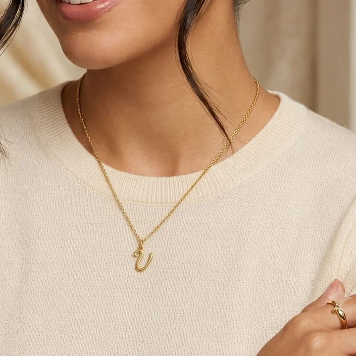 Colgante de Oro Miel 18kt Letra Gótica V 4