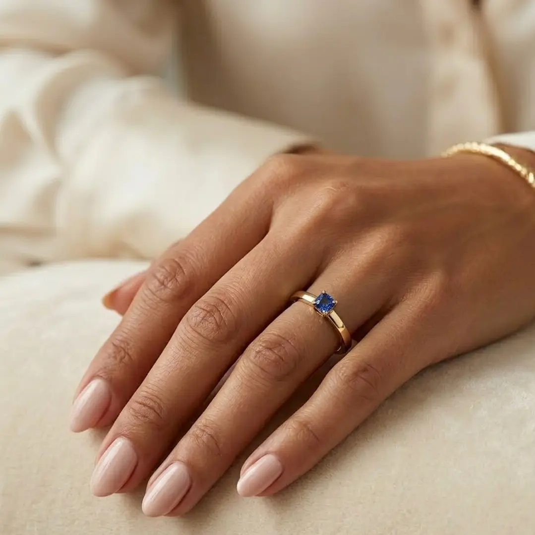 Anillo Oro Miel 18kt Solitario Cuadrado con Zafiro 4