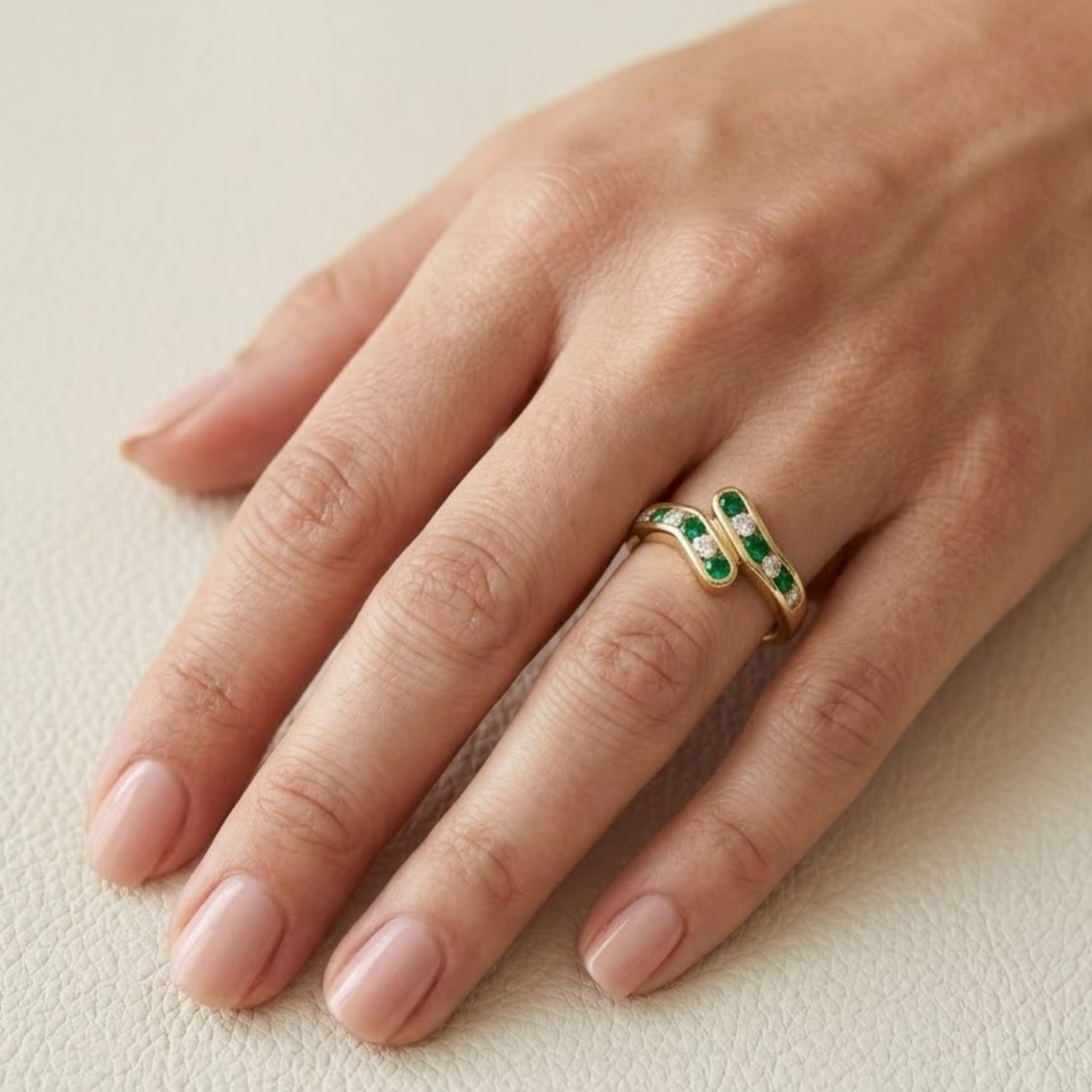 Anillo Oro Miel 18kt Ondas con Circonitas Esmeraldina 4