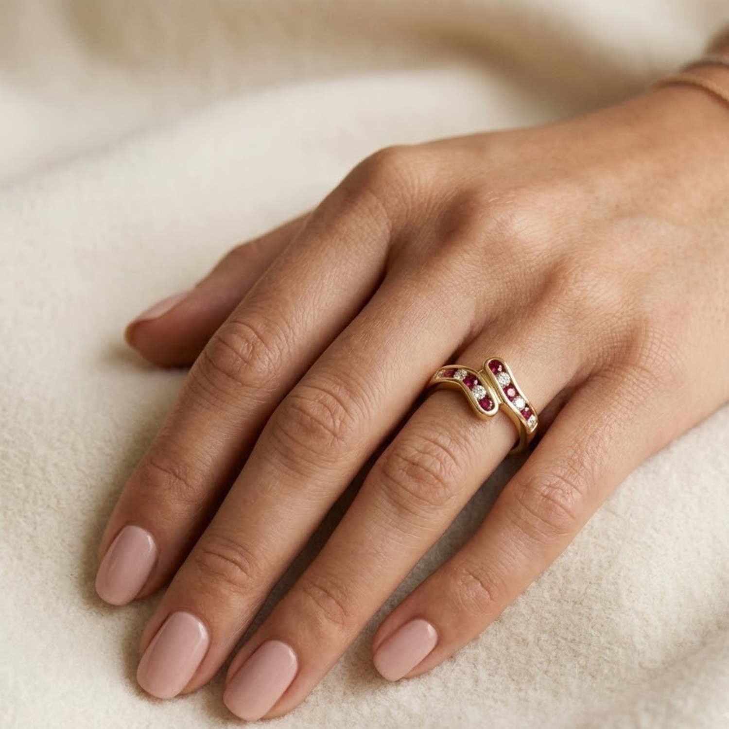 Anillo Oro Miel 18kt Ondas con Circonitas Rubí 4