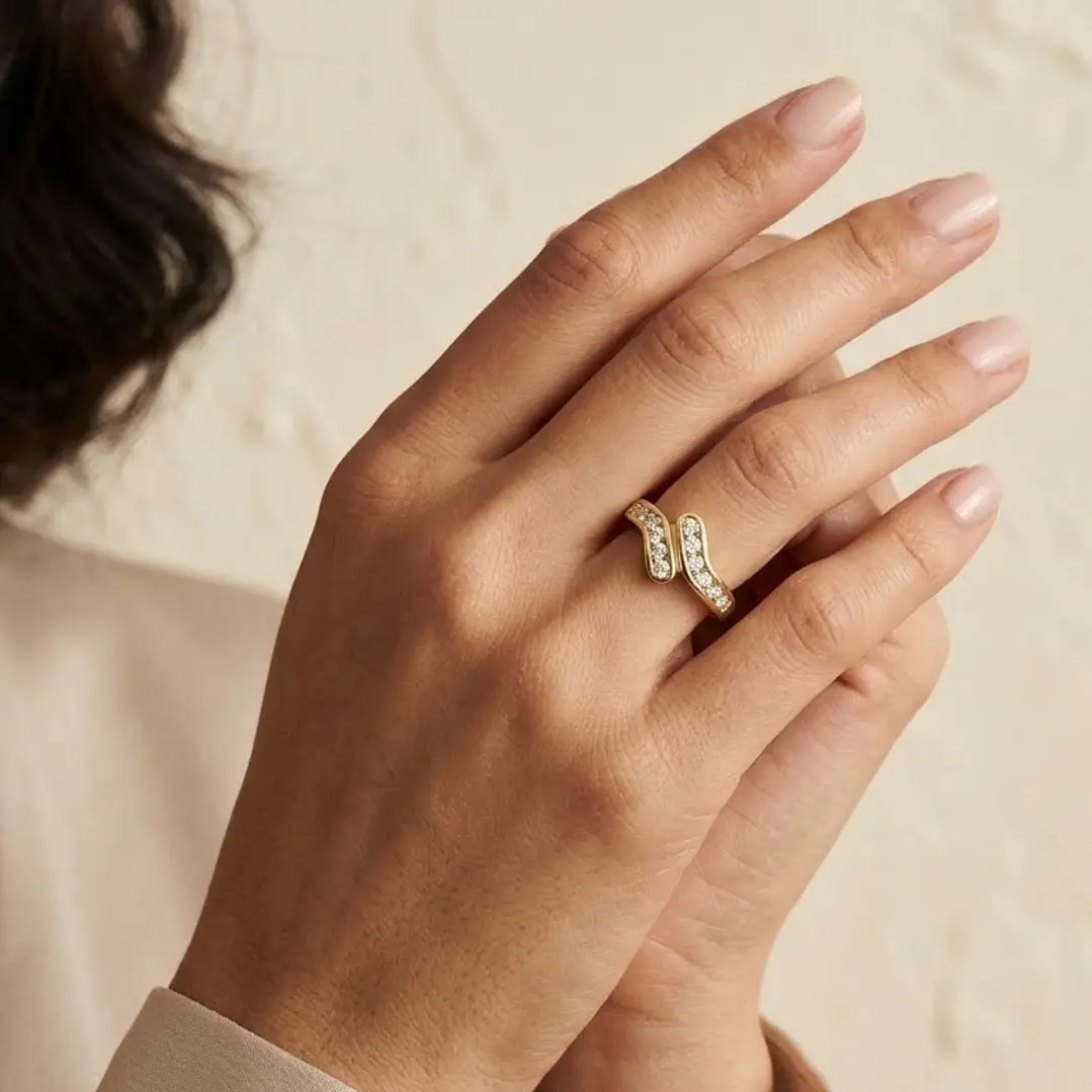 Anillo Oro Miel 18kt Doble Línea con Circonitas 4