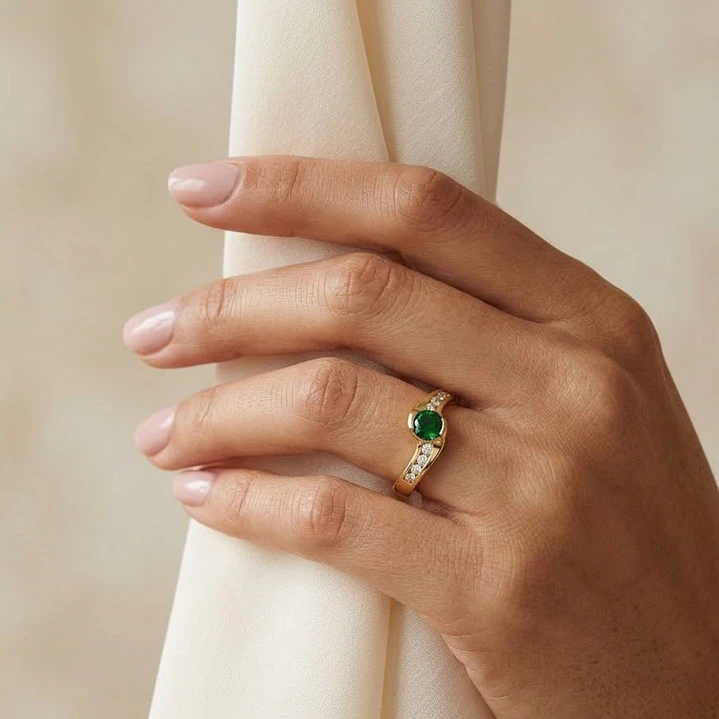 Anillo Oro Miel 18kt Solitario con Circonita Esmeraldina y Circonitas Blancas 4