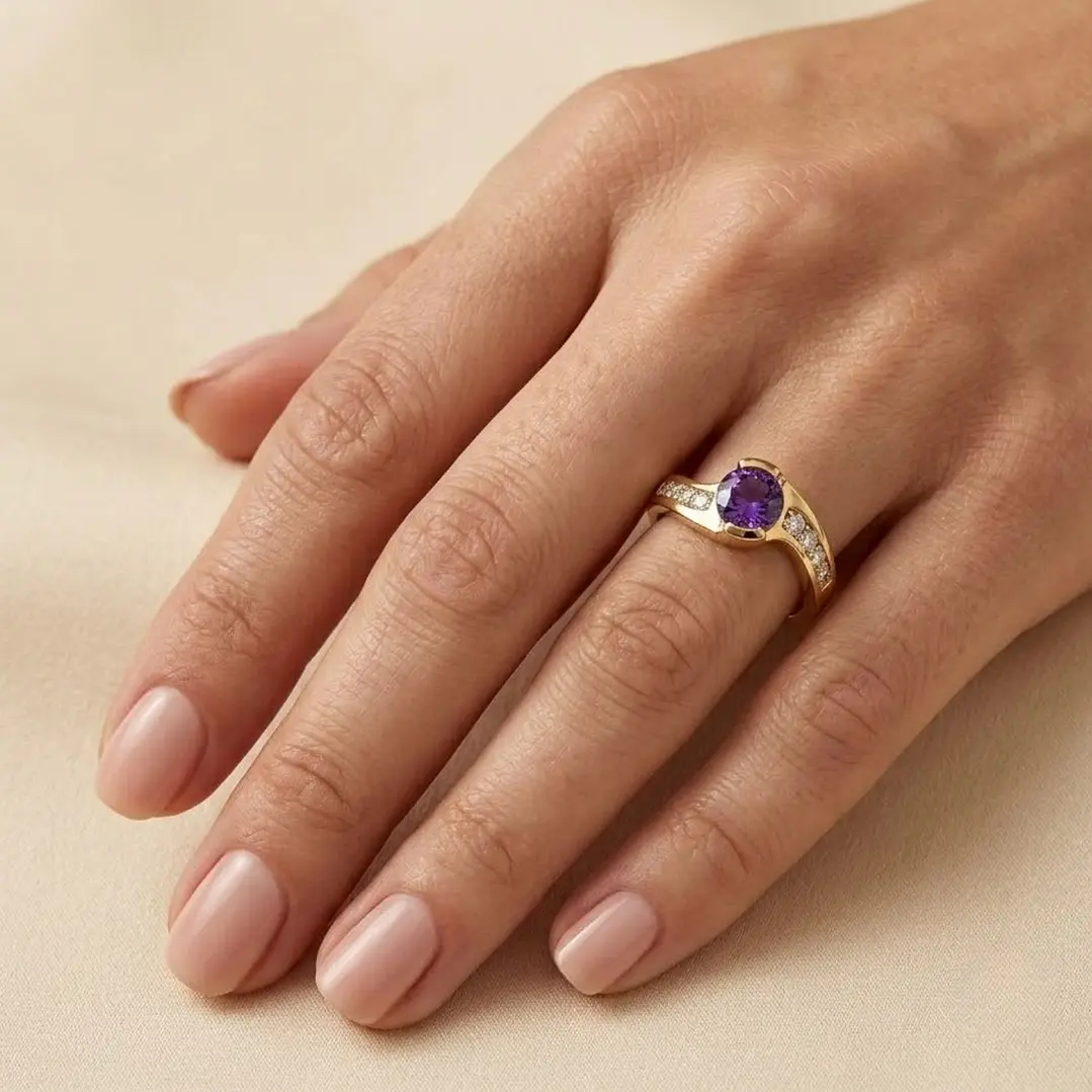 Anillo Oro Miel 18kt Solitario con Circonita Amatista y Circonitas Blancas 4