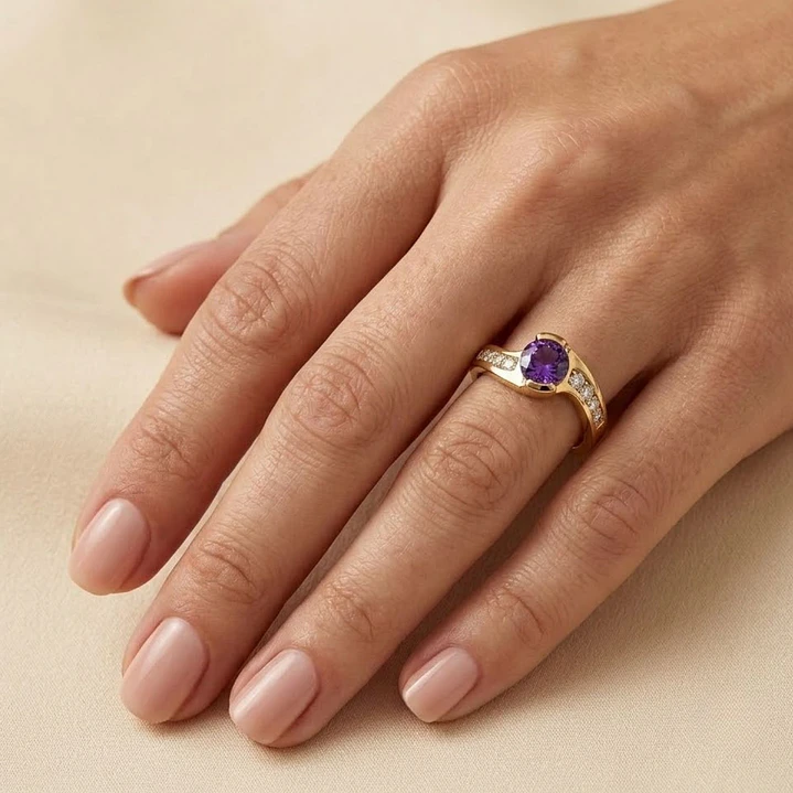 Anillo Oro Miel 18kt Solitario con Circonita Amatista y Circonitas Blancas 4