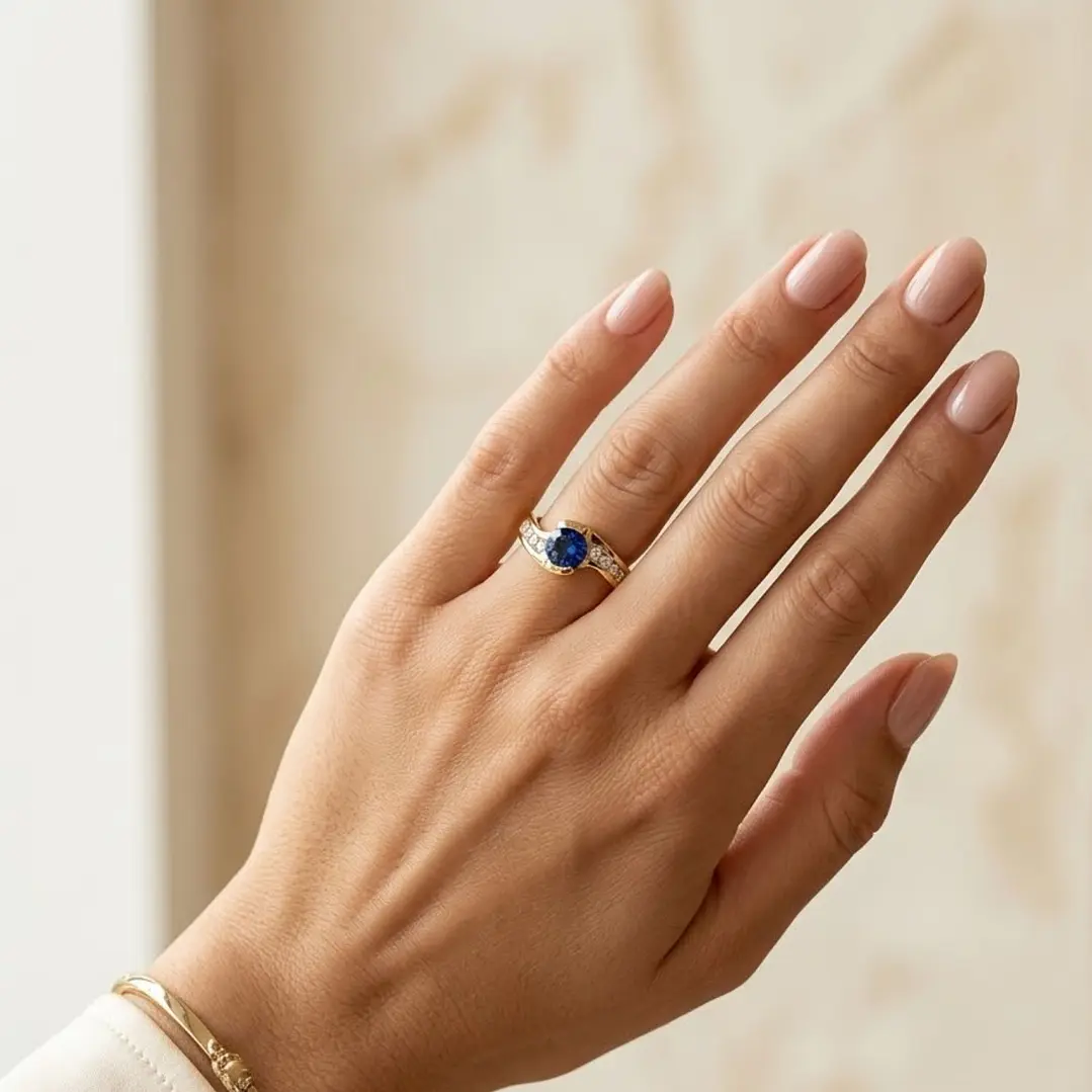 Anillo Oro Miel 18kt Solitario con Circonita Zafiro y Circonitas Blancas 4