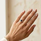 Anillo Oro Miel 18kt Solitario con Circonita Zafiro y Circonitas Blancas - Miniatura 4