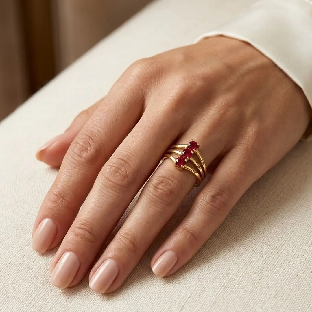 Anillo Oro Miel 18kt Trilogía con Rubí 4