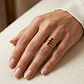 Anillo Oro Miel 18kt Trilogía con Rubí - Miniatura 4