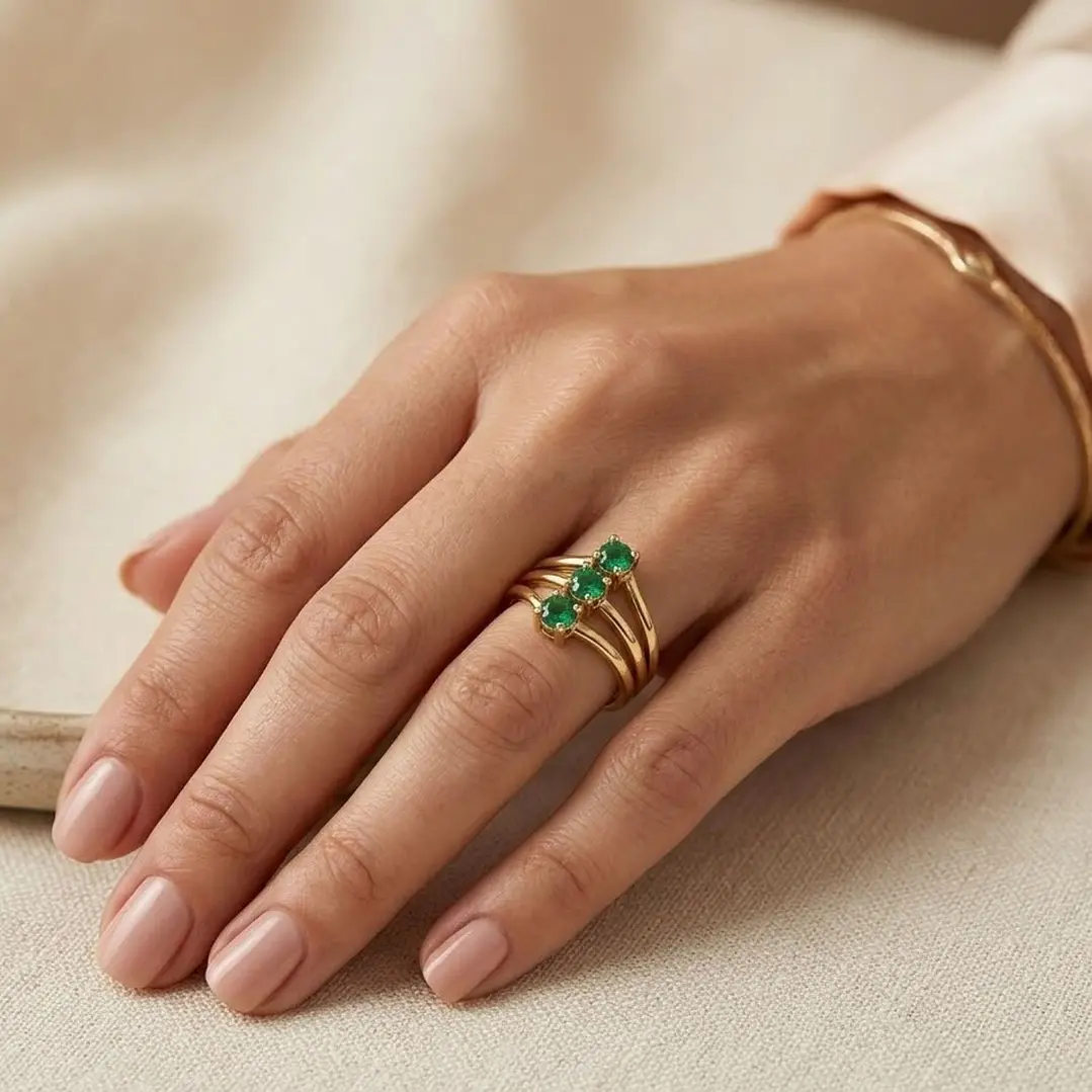 Anillo Oro Miel 18kt Trilogía con Esmeraldina 4