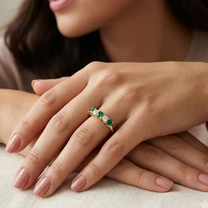 Anillo Oro Miel 18kt Cinco Piedras con Circonita Esmeraldina 4