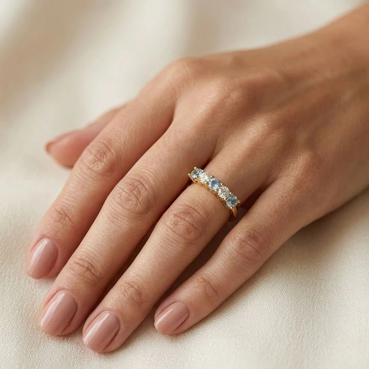 Anillo Oro Miel 18kt Cinco Piedras con Circonita Aguamarina 4