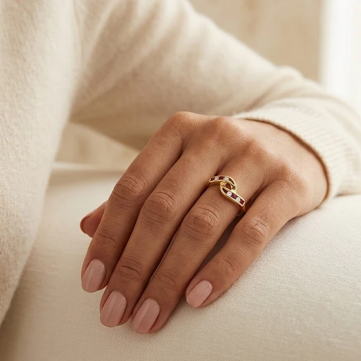 Anillo Oro Miel 18kt Vínculo con Rubí y Circonitas 4