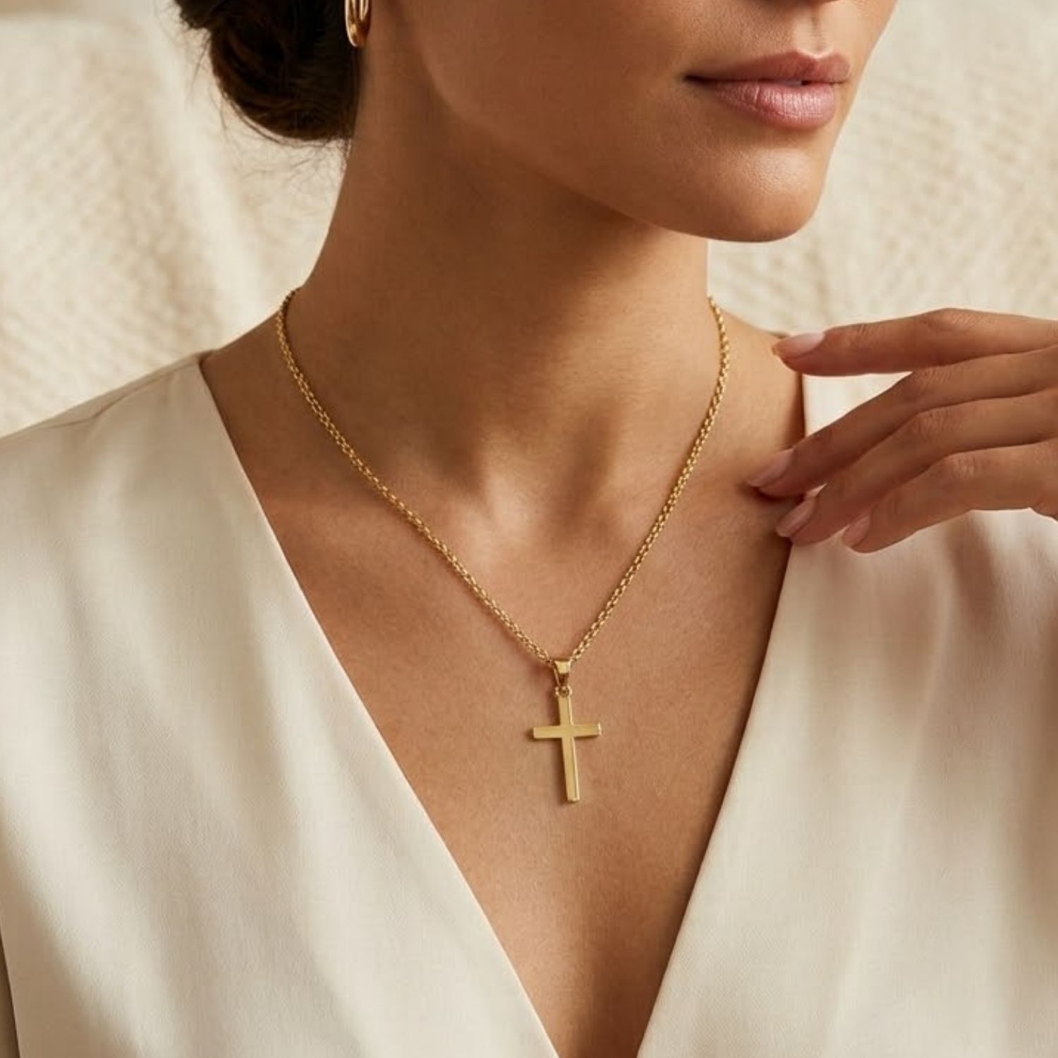 Colgante de Oro Miel 18kt Cruz Delgada 4