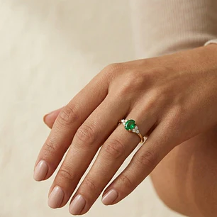 Anillo Oro Miel 18kt Imperial con Esmeraldina y Circonitas