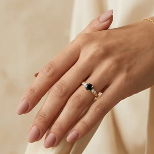 Anillo Oro Miel 18kt Eclipse con Ónix y Circonitas