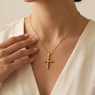 Colgante de Oro Miel 18kt Cruz Nudo  Pequeña