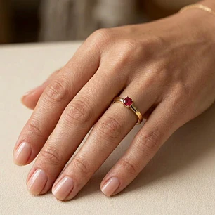 Anillo Oro Miel 18kt Solitario Cuadrado con Rubí