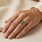 Anillo Oro Miel 18kt Trilogía con Esmeraldina - Miniatura 4
