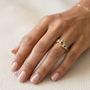 Anillo Oro Miel 18kt Vínculo con Esmeraldinas y Circonitas