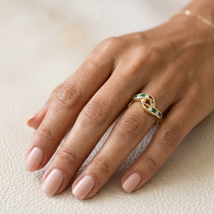 Anillo Oro Miel 18kt Vínculo con Esmeraldinas y Circonitas 4