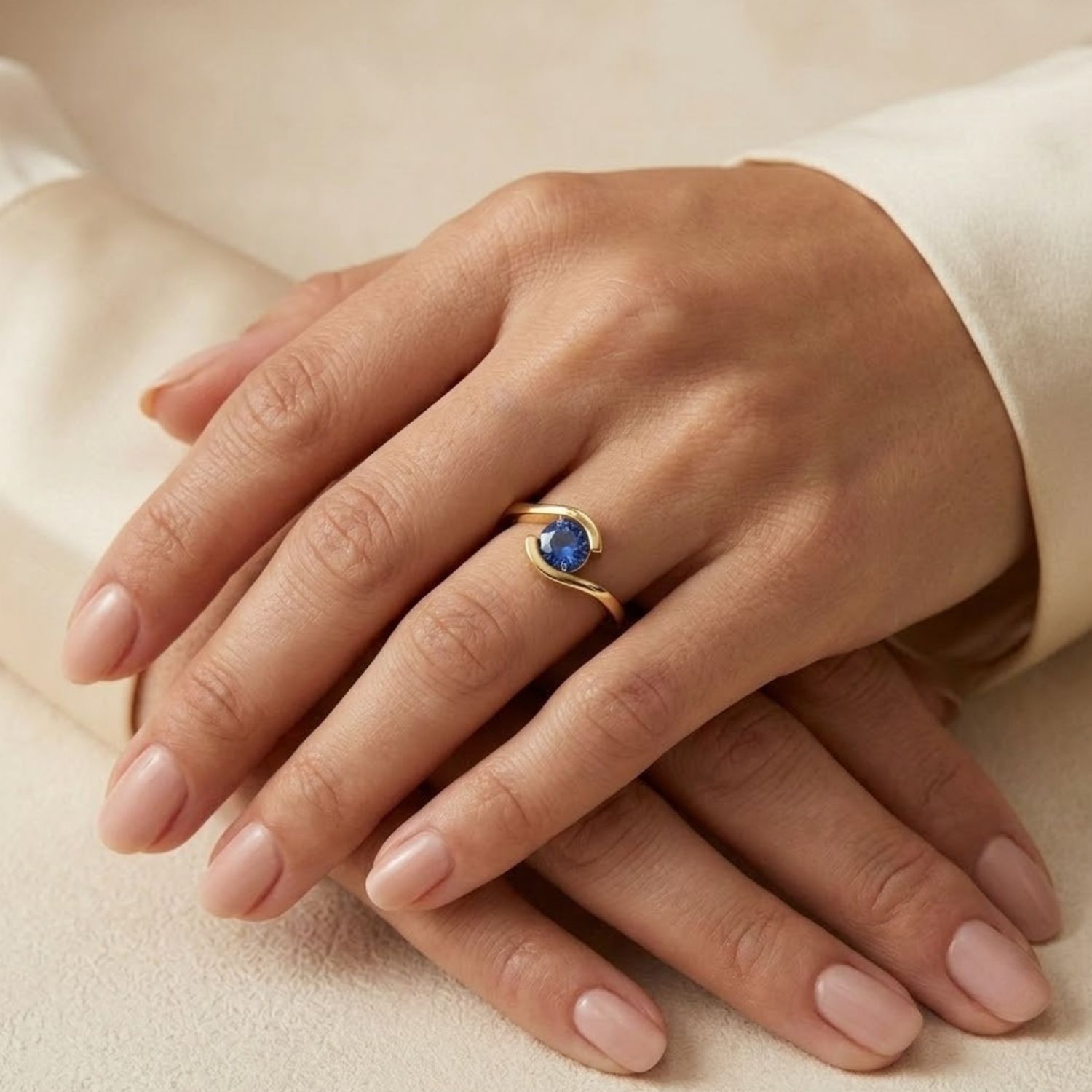 Anillo Oro Miel 18kt Ondas con Circonita Zafiro 4