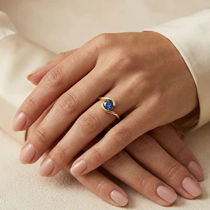 Anillo Oro Miel 18kt Ondas con Circonita Zafiro